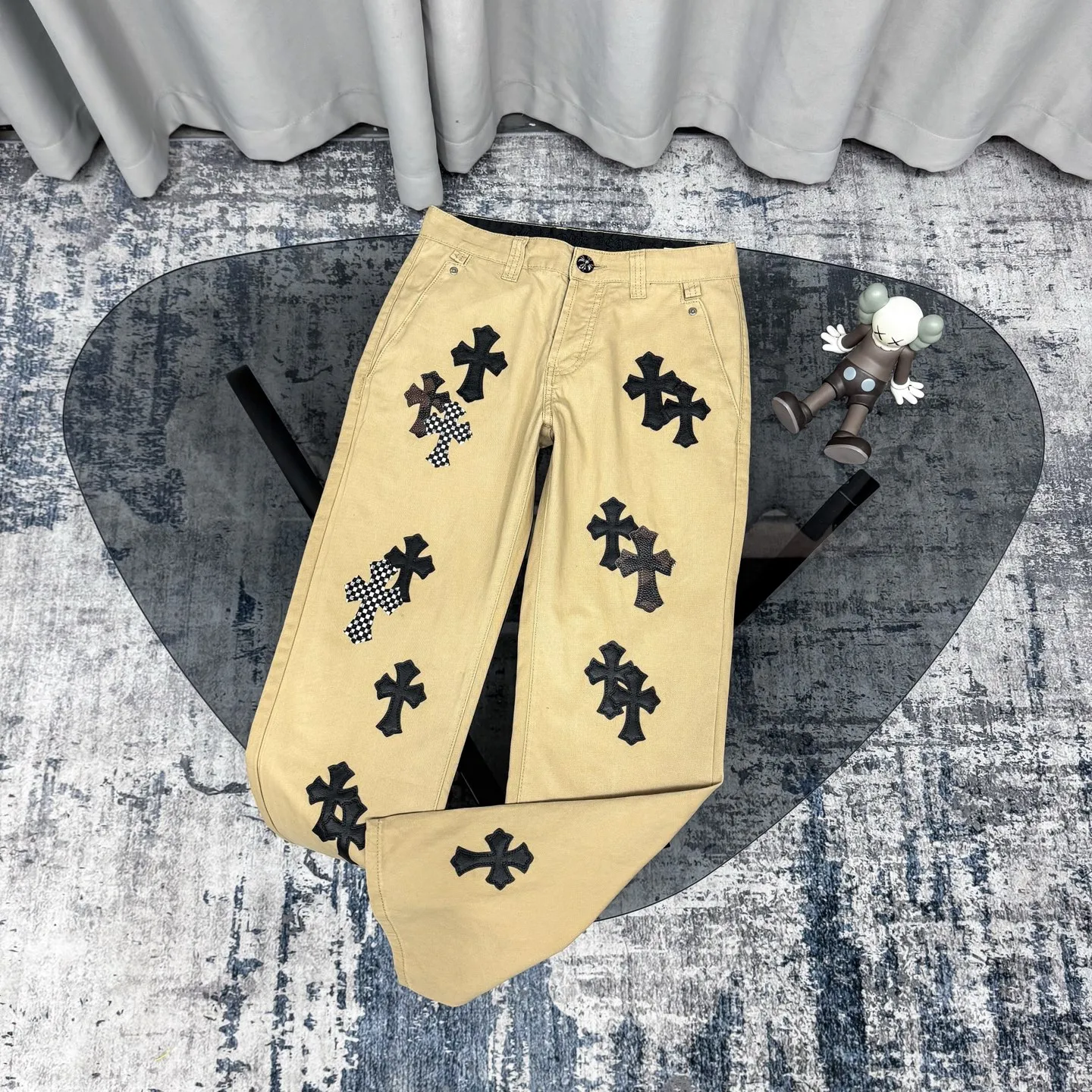 P260 Chrome Hearts/Chrome Hearts camouflage checkerboard horsehair cross patch leather jeans - Full of exploring the ultimate in fashion, Chrome Hearts' new Chrome Hearts pants cleverly integrate camouflage cross, checkerboard horsehair cross and other elements to break traditional boundaries. The clever fusion of Mattyboy’s same style, overalls and khaki jeans brings endless matching inspiration to fashionistas.  This pair of Croxin overalls not only presents a unique retro style, but also combines comfort and sophistication with its wide-leg, loose design. The mid-high waist design matches a lazy and casual style, which not only makes the legs longer but also maintains a casual feel, it is a must-have fashion choice for trendy men and trendy women.  Khaki overalls are unique in leather matching and color selection, making them the leader among overalls. Chrome Hearts' khaki cross chino casual pants have a prince-like aristocratic feel. The pants have 40 panels of leather and full texture. The W34 size is perfectly presented and has become the focus of the forefront of fashion. Whether it's for daily wear or a trendy try, these pants can bring you an excellent fashion experience.  Color: Khaki Size: 28 30 32 34 corresponding size s-xl